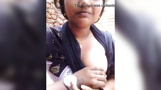 शर्मीली और हॉट मल्लू पत्नी को उसके प्रेमी के पीछे स्तनपान करते हुए