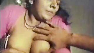मल्लू दासी ने टॉपलेस सेक्स चुपके से थ्रो कीहोल पर कब्जा कर लिया