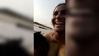 साउथ इंडियन रैंडी अपने गोल स्तन और चूत को बॉयफ्रेंड द्वारा चाटते हुए दिखाती है