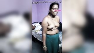 भारतीय चाची का अश्लील वीडियो उसके कपड़े बदल रहा है