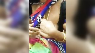साड़ी में हॉट तेलुगु चाची के बड़े स्तन के साथ खेल