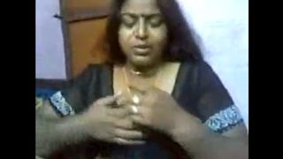 संचिका दक्षिण भारतीय चाची साड़ी पट्टी और स्तन चूसना
