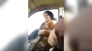 हॉट पाकिस्तानी चाची कार में सेक्स का आनंद ले रहे