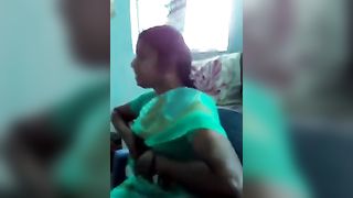 अपने लंच ब्रेक में एक महिला का तमिल सेक्स वीडियो