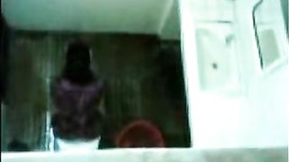 छिपे हुए कैमरे में लड़कियों के शौचालय