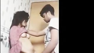 देसी सेक्स स्नान के साथ गर्म किशोरों की लड़की और उसके चचेरे भाई