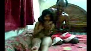 देसी भारतीय घर सेक्स क्लिप की महिला चौकीदार.