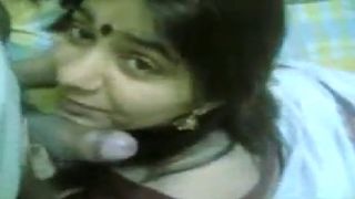 गर्म भारतीय पत्नी साडी स्ट्रिप और Blowjob एमएमएस