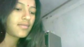 भारतीय सुंदर पत्नी संभालती छोटे लंड