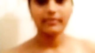 Anjitha आत्म शॉट के लिए वीडियो उसके प्रेमी