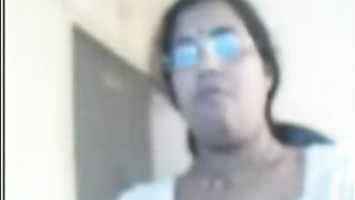 लक्ष्मी नंगी स्तन दिखाने के लिए कैम पर