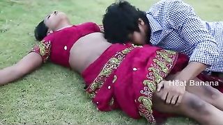 मसाला फिल्म में गुप्त प्रेमी के साथ तमिल चाची आउटडोर सेक्स