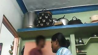 भारतीय तमिल चाची, मालिक बेटे को स्तन उजागर करते हुए