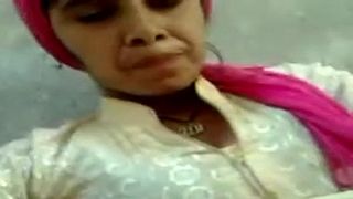 हैदराबादी मुस्लिम चाची खुद को संभोग करने के लिए हस्तमैथुन करती है!