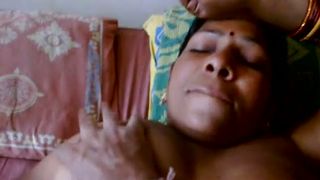 भारतीय चाची कट्टर पड़ोसी के साथ कट्टर सेक्स