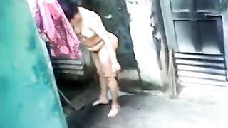 पड़ोसी द्वारा कब्जा कर लिया देसी बड़ा गधा चाची आउटडोर स्नान