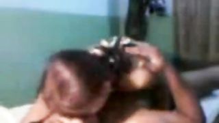 देसी युगल सेक्स वीडियो के दौरान पकड़ा हनीमून पर होटल के
