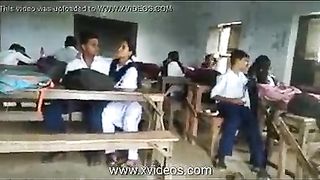 देसी स्कूल लड़कियों के स्तन में चुंबन, वीडियो कक्षा में