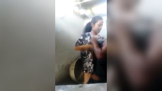 भारतीय बाथरूम में अश्लील एमएमएस दिखा किशोरों की लड़की के साथ नौकर