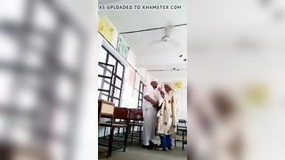 कक्षा सेक्स के साथ गर्म शिक्षक और उसके छात्र बाप