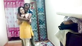 सेक्सी भारतीय हाउस पत्नी रोमांस उसके पति घर पर