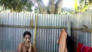 भारतीय पोर्न साइट आईपीवी नए घर के बाहर स्नान एमएमएस