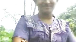 मौली Punaloor घर के बाहर स्तन में उजागर