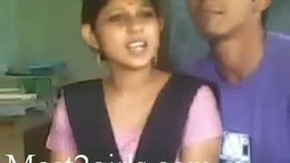 भारतीय प्रेमिका कैमरे में पकड़ा