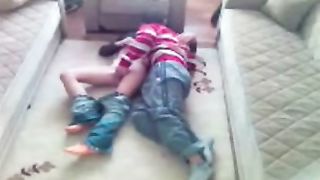 भारतीय एमएमएस स्कैंडल्स की सेक्सी किशोरों की लड़की फर्श पर गड़बड़ कर दिया