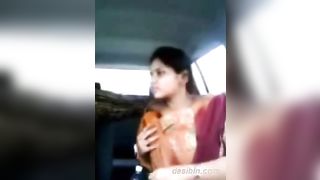 सुंदर भारतीय लड़की को चूमा