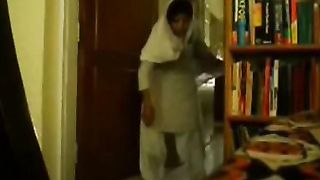 देसी बड़े चाची उसके घर में नौकरानी घर का बना वीडियो
