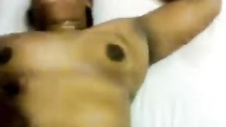 भारतीय वेश्या हो रही है उसे पूर्ण नग्न शरीर पर कब्जा कर लिया और डिक चूसना करने के लिए