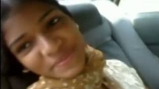 मलयाली कीमती अपने कॉलेज के दोस्त के साथ कार में मलयालम बातचीत