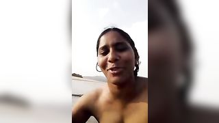 प्राकृतिक स्तन के साथ भारतीय लड़की के साथ मज़ा समुद्र तट