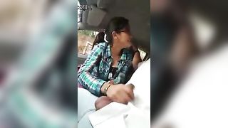 भारतीय किशोर लड़की दे रही एक कार में ब्लोजोब