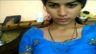 बीस साल पुरानी भारतीय लड़की वेबकैम पर दिखा रहा है