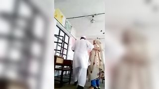 मुस्लिम किशोरों की एक कक्षा में उसे शिक्षक
