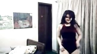 भारतीय लड़की उसके नग्न शरीर पर निजी मुजरा