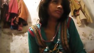 भारतीय सेक्स वीडियो की एक सांवली लड़की.