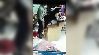 दुकान के कैशियर ने कपड़ों के बदले की कस्टमर लड़की की चुदाई