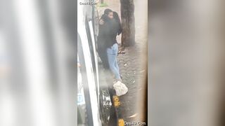 सड़क किनारे किसिंग रोमांस करते लवर्स को किसी ने चुपके से फिल्माया