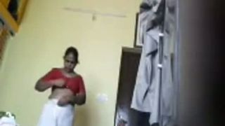 तमिल नौकरानी ने अपने कमरे में बदलती ड्रेस में छिपे हुए कैमरे का इस्तेमाल करके कब्जा कर लिया