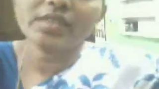 मोबाइल शॉप स्टाफ के रूप में काम करने वाली तमिल महिला ने स्तन उजागर किए