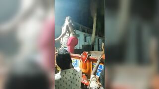 तेलंगाना के देहात में ट्रैक्टर ट्रॉली पर नंगी नाचती 4 लौंडिया