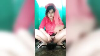 खूबसूरत हिमाचली लड़की ने टॉयलेट सीट पर बैठकर किया हस्तमैथुन