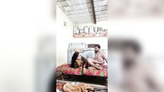 पाकिस्तानी मियां ने बेगम के गांड के नीचे तकिया रख खटिया पर की चुदाई