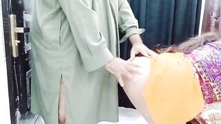 चुदासी पाकिस्तानी माल लड़की को पठान ड्राईवर ने चोदा