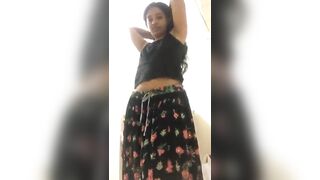 खूबसूरत गांड की गोलाई वाली इंडियन लड़की का न्यूड शो