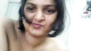 बिग बूब्स वाली सेक्सी पाकिस्तानी वाइफ को पति ने लंड चुसाया