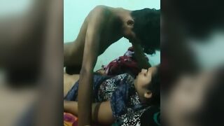 चुदाई के दौरान बॉयफ्रेंड का लंड जोर जोर से हिलाकर देती गर्लफ्रेंड